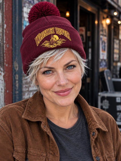 Whiskey River – Vinröd Pom Pom Beanie, personbild